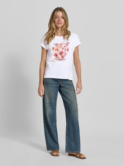 Frauenmodel trägt Damen T-Shirt mit Motiv-Print Modell 'RINA' von Soyaconcept in Weiß, Baumwoll-Elasthan-Mix, Regular-Fit, Rundhalsausschnitt, Ärmel mit Aufschlag, Rückenlänge bei Größe S 61 cm, Ganzkörperansicht von vorne.