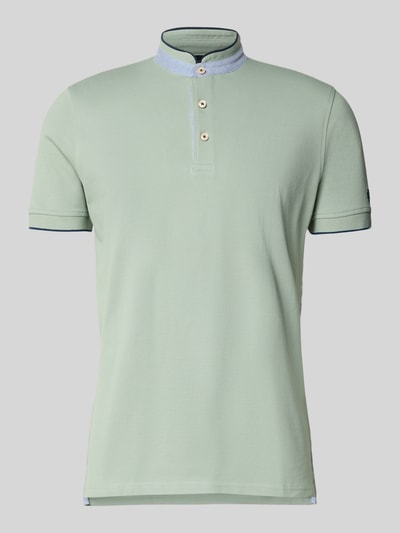 Produktfoto, Regular Fit Poloshirt aus reiner Baumwolle mit Stehkragen von Christian Berg Men, jasna zieleń, krótki rękaw, elastyczne wykończenia.