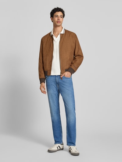 Männermodel trägt Regular Fit Jeans im Used-Look Modell 'CLARK' von Jack & Jones aus Reiner Baumwolle, Eingrifftaschen, Ganzkörperansicht von vorne.