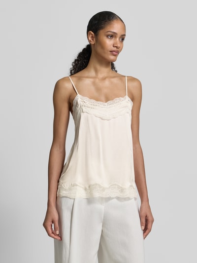 Frauenmodel trägt Regular Fit Blusentop mit Spitzenbesatz von Jake*s Collection in semitransparentem Satin mit Spaghettiträgern, Ganzkörperansicht von vorne.