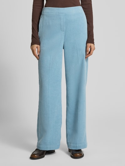 Frauenmodel trägt Stoffhose mit elastischem Bund Modell 'Cevil' von Someday, hellblauer Cord, Lockerer-Schnitt, Nahaufnahme Oberkörper.