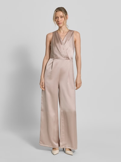 Frauenmodel trägt Jumpsuit aus Satin mit V-Ausschnitt von Rinascimento in Beige, Regular Fit, mit Drapierungen, Ganzkörperansicht von vorne.