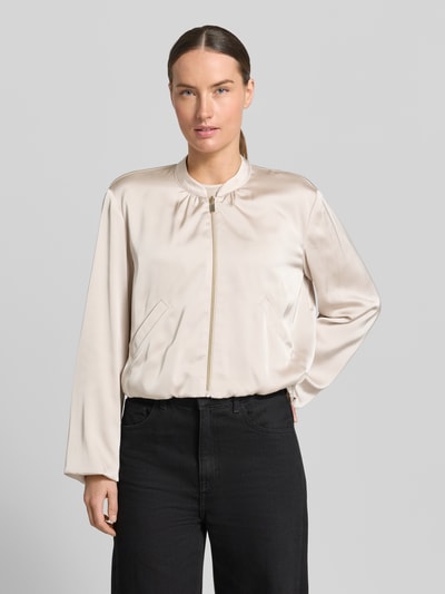 Frauenmodel trägt Regular Fit Blazer aus Satin mit Reißverschluss von Betty Barclay, Stehkragen, Eingrifftaschen, Ganzkörperansicht von vorne. Rückenlänge bei Größe 36: 50 cm, Brustweite bei Größe 36: 56 cm, Ärmellänge bei Größe 36: 58 cm.