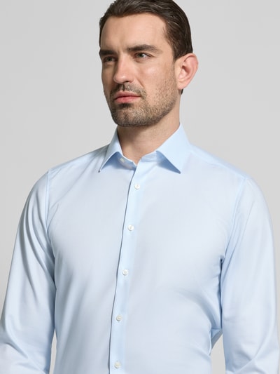 Männermodel trägt Slim Fit Business-Hemd mit Strukturmuster und Kentkragen von OLYMP Level Five, Baumwoll-Mix, Unifarbenes-Design, Nahaufnahme Oberkörper.