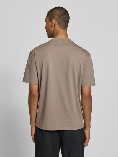 Männermodel trägt Regular Fit T-Shirt aus reiner Baumwolle Modell 'DUMEON' von HUGO, unifarbenes Jersey, Ganzkörperansicht Rückansicht.