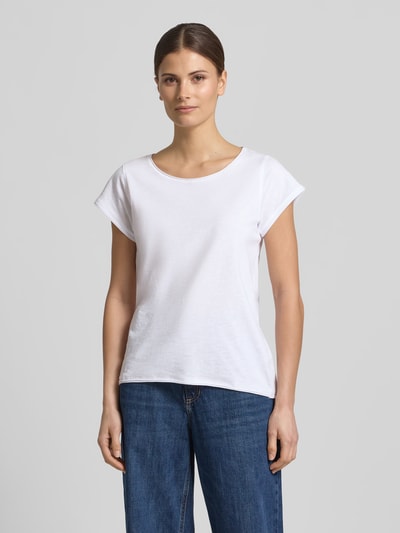 Modelka kobieca nosi T-Shirt mit Rundhalsausschnitt von Christian Berg Woman z czystej bawełny, krój regular fit, zrolowany brzeg, długość tyłu w rozmiarze S: 61 cm, kolor biały, prosta struktura tkaniny, widok całej sylwetki z przodu.
