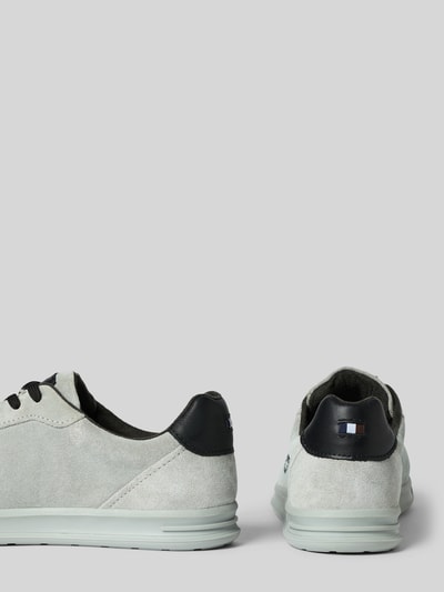 Produktfoto, Sneaker aus beschichtetem Leder Modell 'Powder' von bugatti, abgerundete Form, strukturierte Sohle, Label-Details, helle und dunkle Farbtöne, Herren Sneaker.