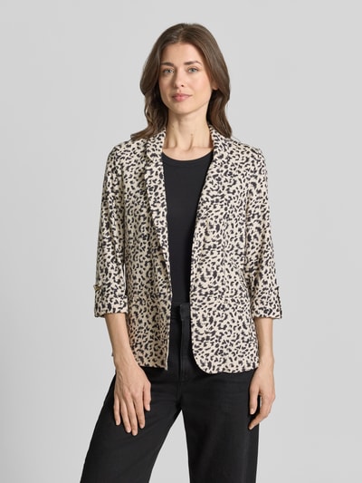Frauenmodel trägt Loose Fit Kurzblazer aus Viskose-Leinen-Mix Modell 'JESMILO' von Vero Moda, creme mit schwarzem Muster, 3/4-Arm, Reverskragen, Flammgarn-Optik, angedeutete Paspeltaschen, Ganzkörperansicht von vorne.