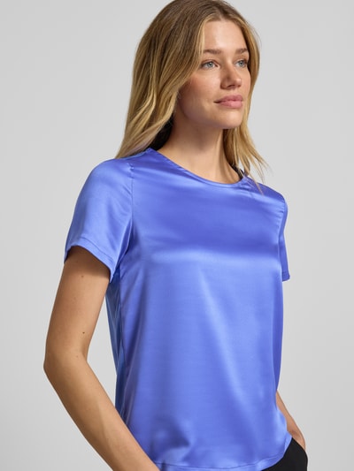 Frauenmodel trägt Regular Fit Bluse aus Satin von Christian Berg Woman Selection in glänzendem Blau, Kurzarm, Rundhalsausschnitt, Nahaufnahme Oberkörper.