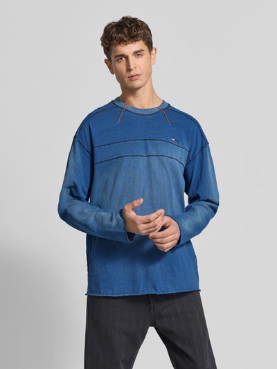 Männermodel trägt blauw heren sweatshirt met labelstitching van Diesel, mix van katoen en elastaan, recht model, ronde hals, rolzoom, ruglengte bij maat L 75 cm, vooraanzicht van het hele lichaam.