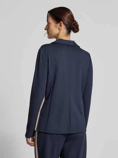 Vrouwenmodel draagt Slim Fit Blazer uit viscosemix met reverskraag van Betty Barclay, opgestikte zakken, ruglengte 62 cm, kleur donkerblauw, opgestikte zakken, met stretch, opgezette zakken, knoopsluiting, rugaanzicht