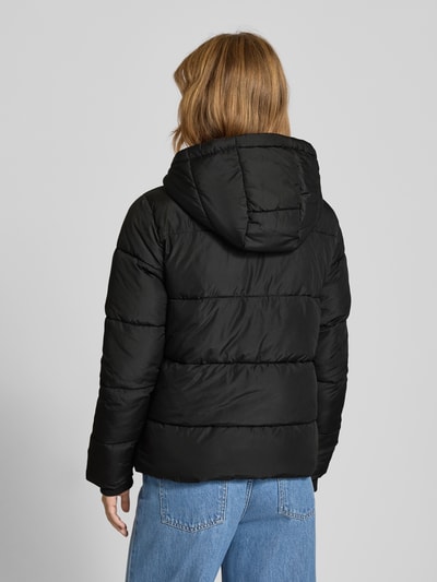 Pieces Kurtka pikowana o kroju regular fit z kapturem model ‘BEE NEW’ Czarny 5