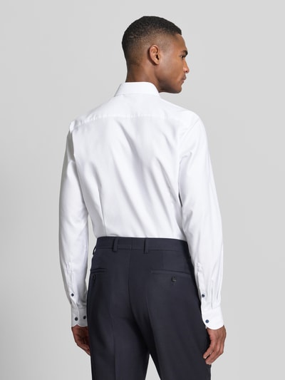 Męski model nosi Slim Fit Freizeithemd mit Kentkragen od OLYMP Level Five, biała mieszanka bawełny elastycznej, sportowe mankiety, z długim rękawem, listwa guzikowa, długość tyłu 80 cm, szerokość ramion 44 cm, długość rękawów 68 cm, widok całej sylwetki z tyłu.