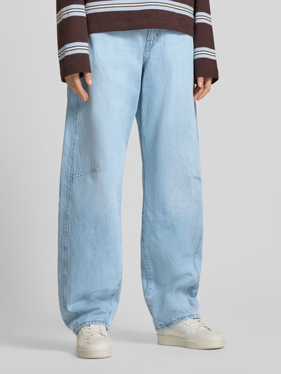 Vrouwenmodel draagt Loose FitJeans met 5-Pocket-Design van Levi's®, lichte blauwe katoen, los vallend, voorkant, detailopname onderlichaam.