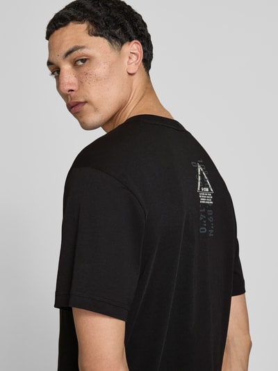 Männermodel trägt T-Shirt aus Baumwolle mit Rundhalsausschnitt von G-Star Raw in Schwarz, Regular Fit, Rückenlänge 70 cm, Rückansicht