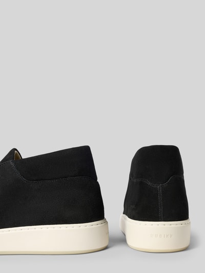 Produktfoto, Sneaker aus Leder Modell 'Jiro Gio II' von Nubikk, schwarzes Echtleder, weiße Sohle, runde Spitze, neutrale Struktur