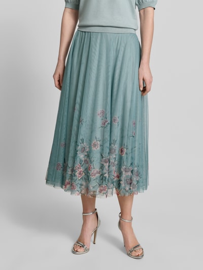 Frauenmodel trägt Glockenrock mit elastischem Bund von Zero aus Chiffon in A-Linie, Midirock mit blickdichtem Unterrock, florales Muster, Bundweite 35 cm, Gesamtlänge 85 cm, Ganzkörperansicht von vorne.