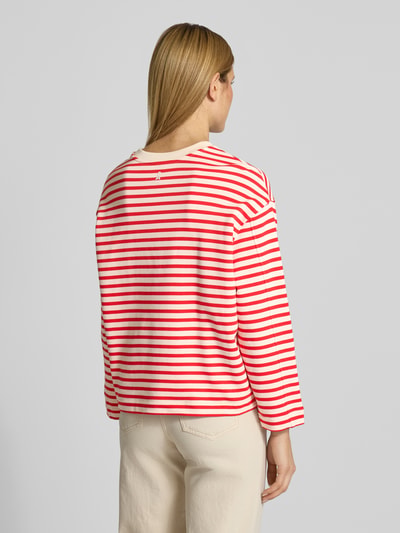 Frauenmodel trägt bluza 'Oversized Sweatshirt aus reiner Baumwolle Modell 'FRANKAA MAARLEN STRIPE' von Armedangels, efekt: jednolity kolor, dwukolorowy, krój oversized, z napisem z logo, okrągły dekolt, długi rękaw, drobne prążkowanie, bawełna, Ganzkörperansicht Rückansicht.