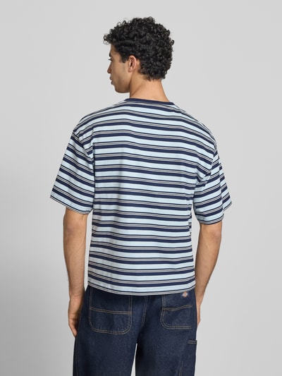 Männermodel trägt Regular Fit T-Shirt mit Logo-Stitching von KARL KANI aus Reine Baumwolle, Querstreifen in Blau, Rückenansicht, Rückenlänge 65 cm, Größe M.