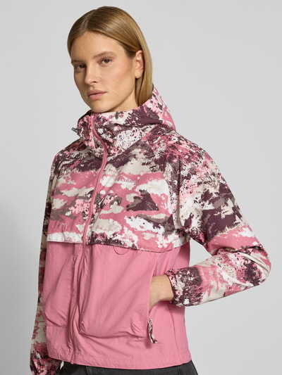 Frauenmodel trägt Regular Fit Jacke mit Kapuze Modell 'Spired Valley' von COLUMBIA in Rosa mit AufgesetzteTaschen und Tunnelzug, Nahaufnahme Oberkörper. Rückenlänge 59 cm, Schulterbreite 42 cm, Brustweite 55 cm, Ärmellänge 60 cm bei Größe S.