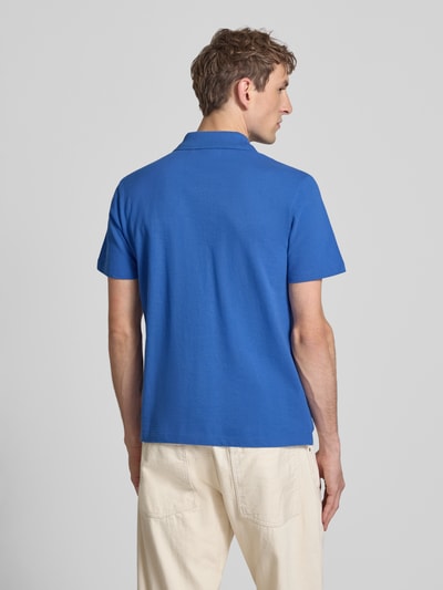 Männermodel trägt Regular Fit Poloshirt mit Print und Knopfleiste Modell 'MAILLE' von Blend in Blau, reine Baumwolle, Rückansicht, Ganzkörperansicht.