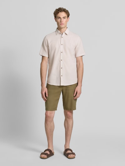 Männermodel trägt Regular Fit Freizeithemd aus Leinen-Baumwolle-Mix von Tom Tailor, Optik: Unifarben, Kentkragen, einreihig, Kurzarm, Material: Leinen-Baumwolle-Mix, Ganzkörperansicht von vorne.