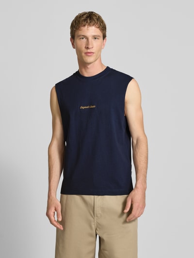 Männermodel trägt T-Shirt mit Stitching von Jack & Jones in Dunkelblau, Reine Baumwolle, Relaxed-Fit, Rundhalsausschnitt, Rückenlänge 69 cm, Ganzkörperansicht von vorne.