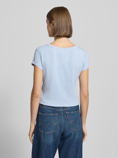 Kobiece modelka nosi Cropped T-Shirt mit Label-Detail od Calvin Klein Jeans, mieszanka bawełny i elastanu, okrągły dekolt, krój krótki, długość tyłu 43 cm, widok całej sylwetki od tyłu.
