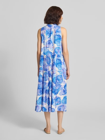 Frauenmodel trägt Midikleid aus Viskose Modell 'Vi44vii' von ZABAIONE im Allover-Look in Blau- und Weißtönen, A-Linie, Ganzkörperansicht Rückansicht.