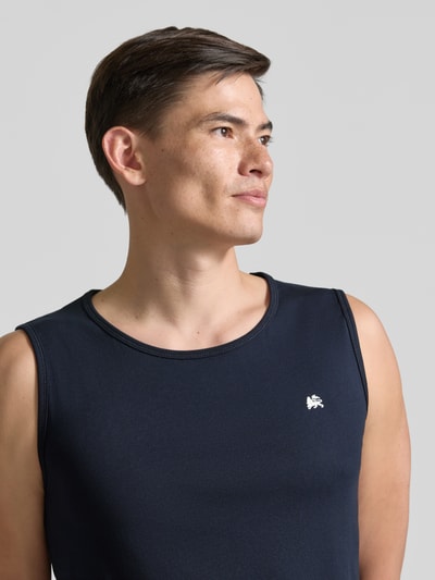 Männermodel trägt Tanktop mit Rundhalsausschnitt und Logo-Print von Lerros in Dunkelblau, Reine Baumwolle, Regular-Fit, Nahaufnahme Oberkörper. Rückenlänge bei Größe M beträgt 69 cm.