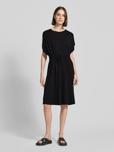 Frauenmodel trägt Tailliertes Freizeitkleid aus Baumwoll-Mix von s.Oliver RED LABEL, Optik: Unifarben, Midi, Rundhals, Tunnelzug, Kurzarm, Geschlitzt, Material: Baumwoll-Mix, Ganzkörperansicht von vorne.