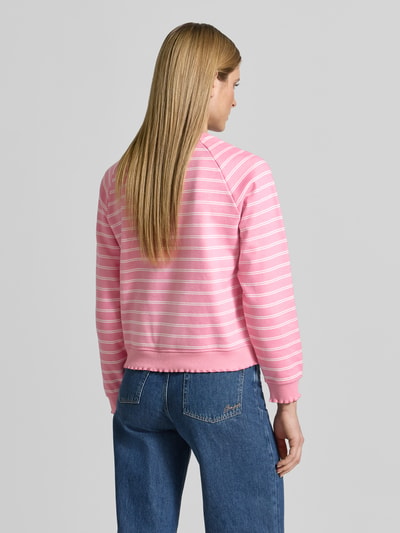 Frauenmodel trägt Regular Fit Sweatshirt aus Baumwoll-Mix von Tom Tailor Denim in Optik:Allover-Muster gestreift, rosa mit weißen Streifen, Sweat-Material, gerippte Raglanärmel und Rumpfabschluss, Ganzkörperansicht Rückansicht.