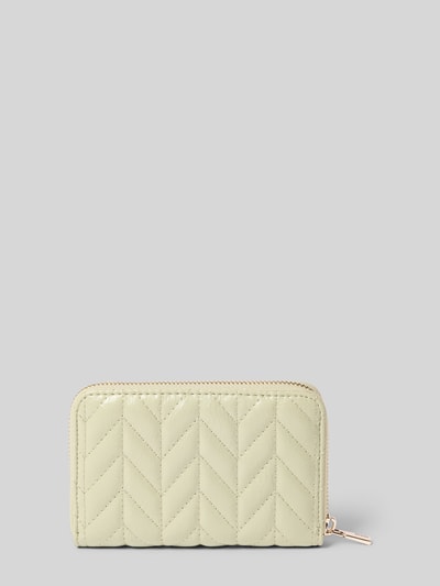 Produktfoto, Portemonnaie mit Label-Applikation Modell 'CHERY' von Guess in hellem Beige, gesteppte Struktur, Reißverschluss, Vorderansicht.