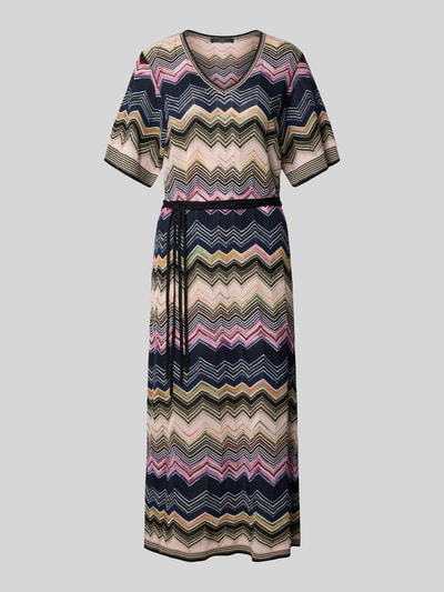Produktfoto, Strickkleid aus Viskose-Mix mit Bindegürtel von Oui, Midikleid mit Zickzackmuster in Blau, Rosa, Beige und Schwarz, gerader Schnitt, V-Ausschnitt, 1/2-Arm, Baumwoll-Anteil, Länge 123 cm bei Größe 36, Brustweite 51 cm, Ärmellänge 28 cm.