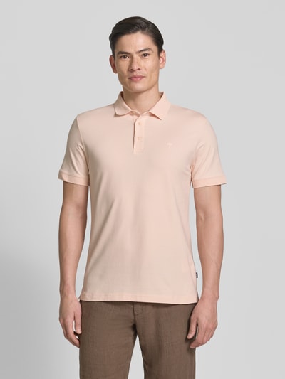Männermodel trägt Regular Fit Poloshirt mit Knopfleiste Modell 'Carlosjuan' von JOOP! Collection, beigefarbener Baumwoll-Mix, Ganzkörperansicht von vorne.