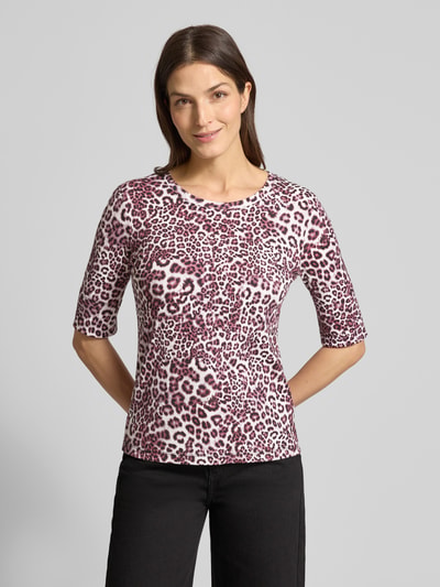 Frauenmodel trägt T-Shirt mit Rundhalsausschnitt von Marc Cain, Slim Fit, Baumwoll-Elasthan-Mix, Leopardenmuster, Nahaufnahme Oberkörper.