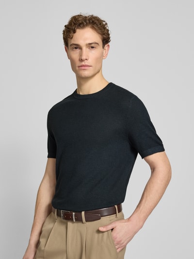 Männermodel trägt T-Shirt aus Baumwoll-Leinen-Mix von Profuomo in Dunkelblau, Slim Fit, Rundhalsausschnitt, Ganzkörperansicht von vorne.