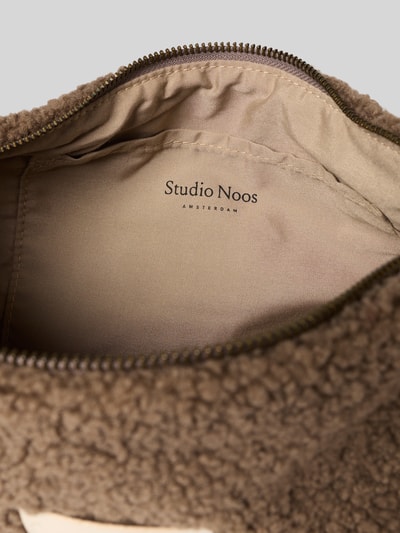 Produktfoto, Shoulder Bag aus Teddyfell von Studio Noos in Braun mit Reißverschluss, Logo-Patch und verstellbarem Schulterriemen, Detailaufnahme des Innenfachs