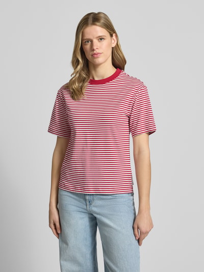 Kobiece model nosi Regular Fit T-Shirt aus reiner Baumwolle od Marc O'Polo Denim, efekt: wzór w paski, okrągły dekolt, krótki rękaw, bawełna, Ganzkörperansicht von vorne