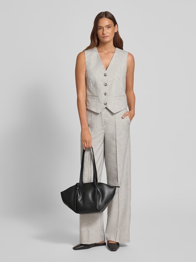 Frauenmodel trägt Shopper mit Label-Detail Modell 'RYD' von Seidenfelt, schwarz, glatte Oberfläche, Hauptfach mit Reißverschluss, Schulterriemen, Breite 40 cm, Länge 23 cm, Tiefe 12 cm, Länge Schulterriemen 59 cm, Ganzkörperansicht von vorne.