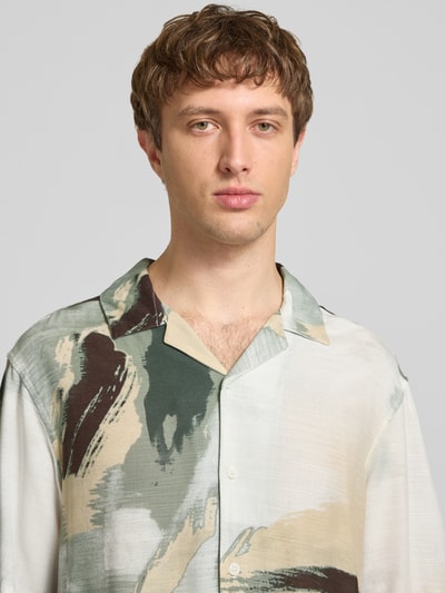 Męski model nosi Relaxed Fit Freizeithemd aus Viskose-Leinen-Mix Modell 'HARVI' von Only & Sons, efekt: wzór na całej powierzchni, kołnierzyk koszulowy, listwa guzikowa na całej długości, krótki rękaw, materiał: mieszanka wiskozy i lnu, wykończenie: cieniowana przędza, wielokolorowe odcienie, tekstura gładka, Ganzkörperansicht von vorne
