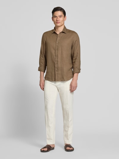 Mannenmodel draagt Regular Fit Freizeithemd aus reinem Leinen Modell 'KYLIAN' van SELECTED HOMME in effen bruin met lange mouwen, zichtbare knoopsluiting, Kentkraag en rugpas, puur linnen, detailopname volledige lichaamsvooraanzicht.
