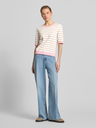 Frauenmodel trägt Strickshirt aus Viskose-Mix mit Rundhalsausschnitt von Betty Barclay, Damen, Regular-Fit, Allover-Look, Ganzkörperansicht von vorne.