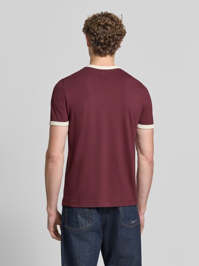 Männermodel trägt Regular Fit T-Shirt aus reiner Baumwolle von MCNEAL in Dunkelrot mit kontrastivem Rundhalsausschnitt und Ärmelumschlägen, Rückenansicht, Ganzkörperansicht Rückansicht. Rückenlänge bei Größe M: 68 cm.