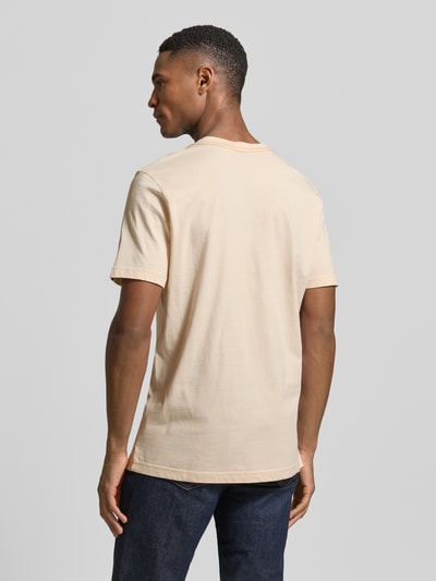 Männermodel trägt Regular Fit T-Shirt mit Logo-Print von PME Legend in Beige, reine Baumwolle, glatte Textur, Ganzkörperansicht Rückansicht.