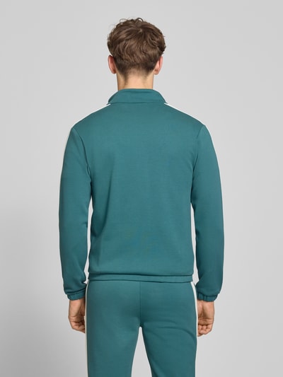Männermodel trägt Slim Fit Tracksuit mit Logo-Stitching Modell 'Egeo' von SERGIO TACCHINI in Türkis, elastischer Baumwoll-Mix, Ganzkörperansicht Rückansicht.