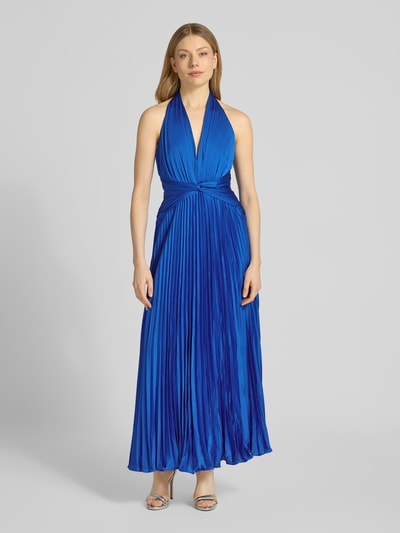 Frauenmodel trägt Neckholder-Midikleid aus Satin Modell 'Natasha' von Forever New in kräftigem Blau, plissierte Struktur, taillierter Schnitt, Ganzkörperansicht von vorne.