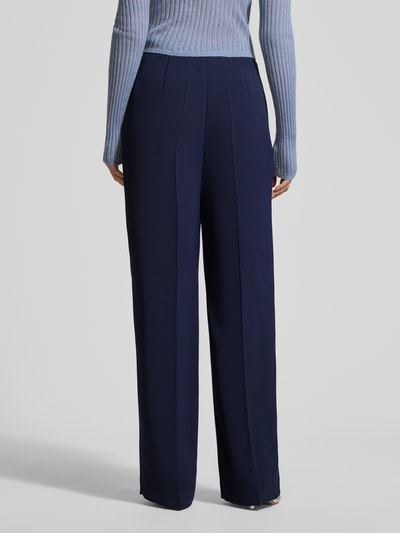 Frauenmodel trägt Hose mit Bügelfalten Modell 'WILLOW O' von Raffaello Rossi in Dunkelblau, Regular-Fit, mit Eingrifftaschen, Ganzkörperansicht Rückansicht, Bundweite bei Größe 36: 40 cm, Innenbeinlänge bei Größe 36: 85 cm.