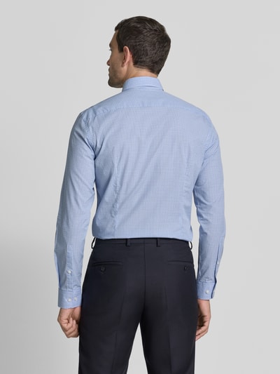 Męski model nosi Slim Fit Business-Hemd mit Button-Down-Kragen von Jake*s, bawełna, krój slim fit, niebieska krata, długość tyłu w rozmiarze 39/40: 80 cm, szerokość w rozmiarze 39/40: 47 cm, długość rękawów w rozmiarze 39/40: 66 cm, listwa guzikowa, widok całej sylwetki z tyłu