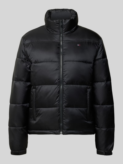 Produktfoto, Regular Fit Steppjacke mit verdeckter Kapuze van Tommy Jeans, look: effen, zwart, doorgestikte details, rits, gestikt logo, opstaande kraag, lange mouwen met elastische, in de wijdte verstelbare klittenbandsluiting, rompzoom met tunnelkoord, ritszakken, materiaalverwerking: gewatteerd.